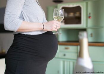 Beber alcohol durante el embarazo es más dañino de lo que pensábamos