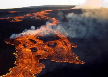 Entra en erupción el volcán activo más grande del mundo