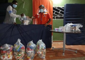 Continúa la entrega de ayudas humanitarias en Santa Marta