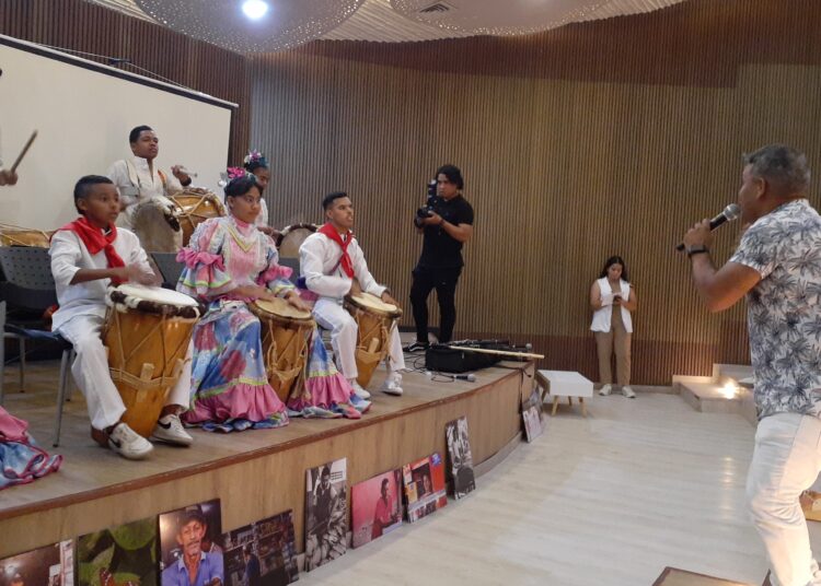 A ritmo de tambora y fotografía, jóvenes en Santa Marta le dicen No a la droga