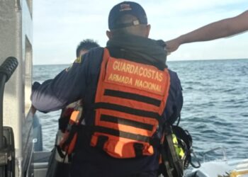 Cuatro rescatados tras naufragio de embarcación en Pozos Colorados