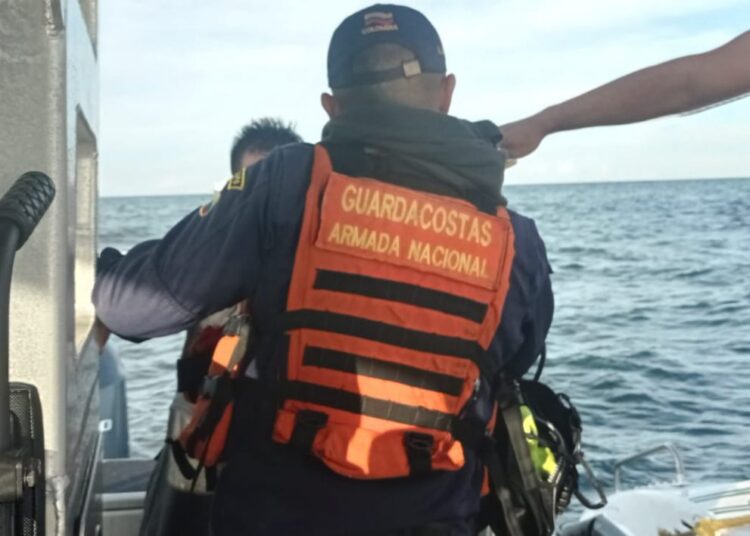 Cuatro rescatados tras naufragio de embarcación en Pozos Colorados