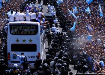 Multitudinario recibimiento de los argentinos a su equipo ganador