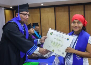 Indígena Wiwa aspira a cerrar las brechas educativas en su comunidad