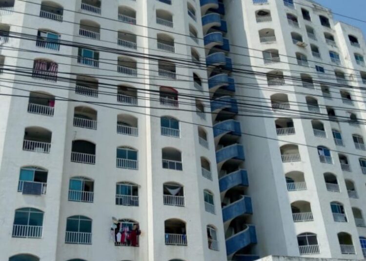 Identifican a mujer que cayó de edificio en Pozos Colorados