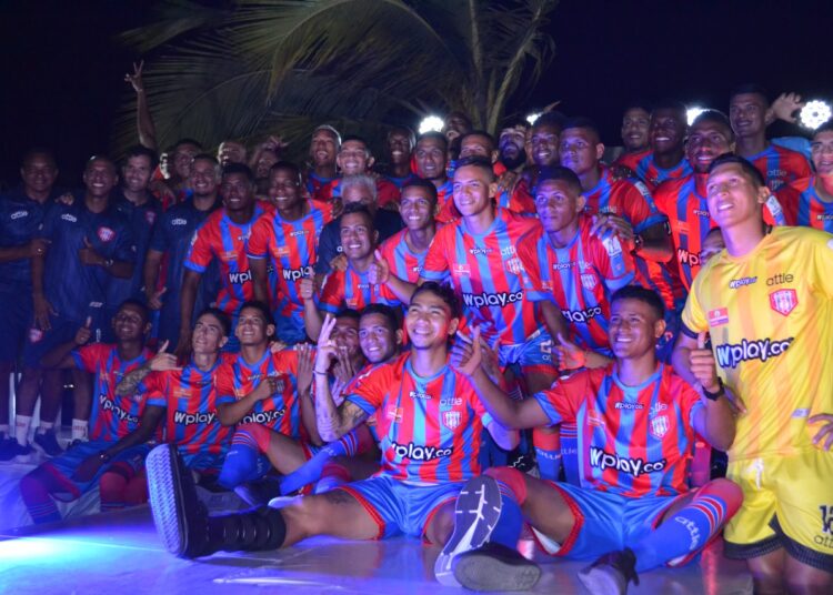 Unión presentó su equipo e indumentaria… menos a Teófilo