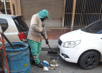 Los vehículos mal parqueados en El Rodadero impiden barrido