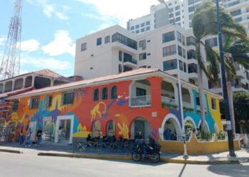 Un colorido mural se convierte en atractivo turístico de Santa Marta