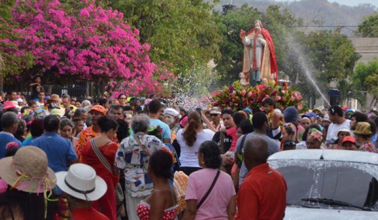 Entre maicena y ron, San Agatón atrae más devotos