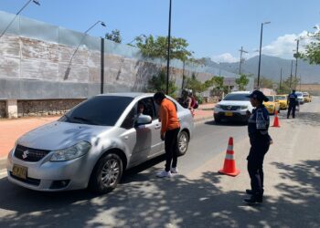 Sanciones a quienes se parquean y bloquean entrada al aeropuerto