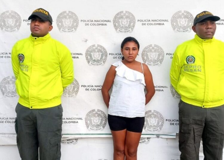 Capturan a mujer que golpeaba brutalmente a su hija, en Santa Marta