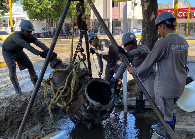 Después de 50 años, cambian válvula que abastecía de agua al Centro