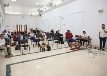 Socializan alternativas a erosión costera en Playa Salguero