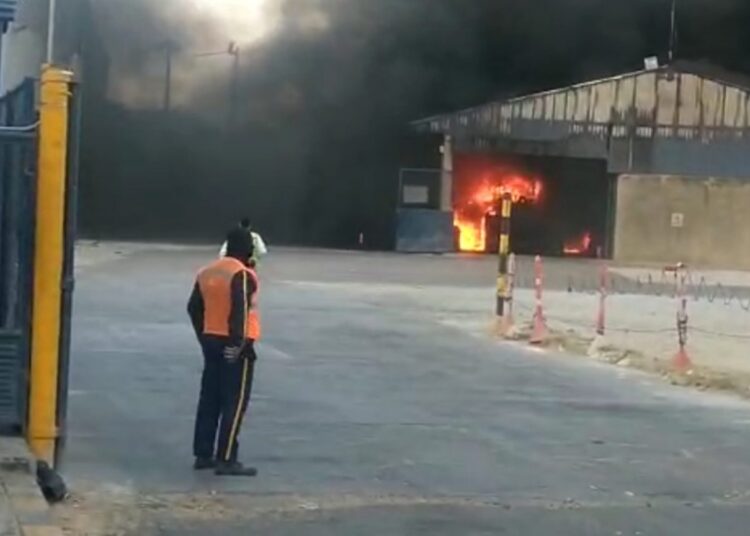 Reportan incendio en bodegas de la Vía Alterna