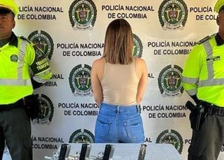 Cae mujer con tres pistolas en un bus interdepartamental