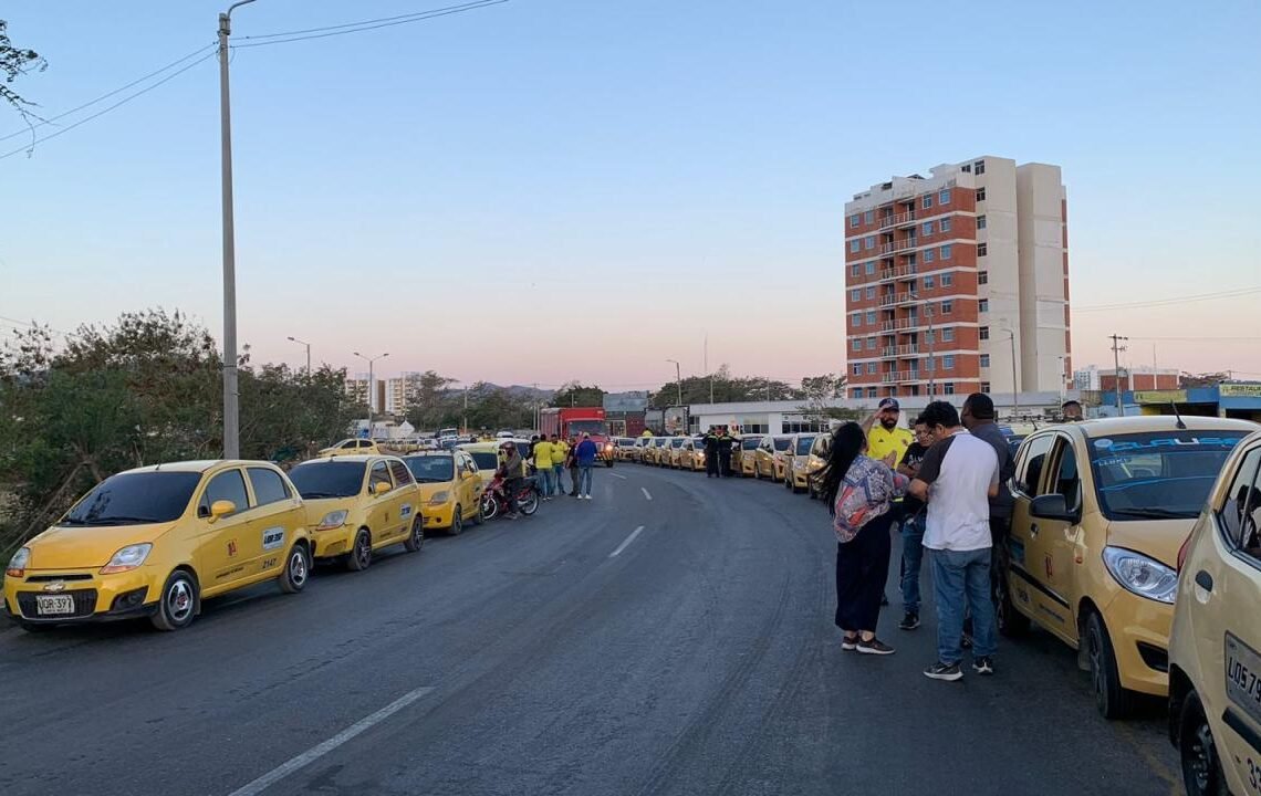 Doce intentos de bloqueos durante el paro de taxistas en Santa Marta