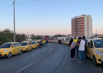 Doce intentos de bloqueos durante el paro de taxistas en Santa Marta