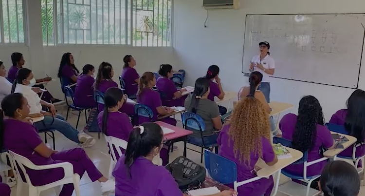 En Santa Ana: mujeres cabeza de hogar validan sus conocimientos