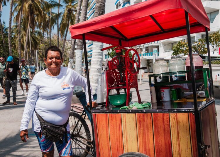 Entregan nuevos mobiliarios a vendedores del camellón de El Rodadero