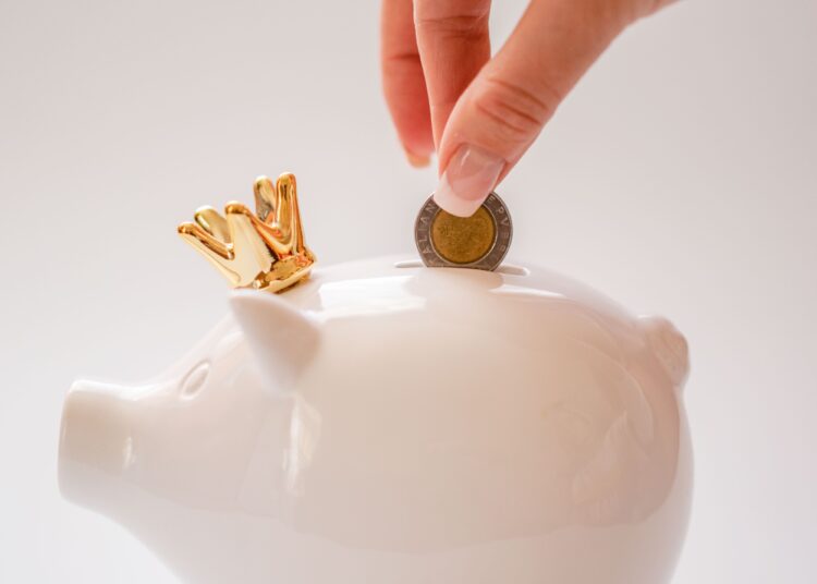 Mujeres de estratos 1, 2 y 3 revelan 20 trucos recursivos para ahorrar en Colombia