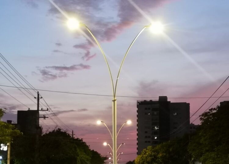 Recuperan alumbrado público afectado por hurto en la avenida del Liberador