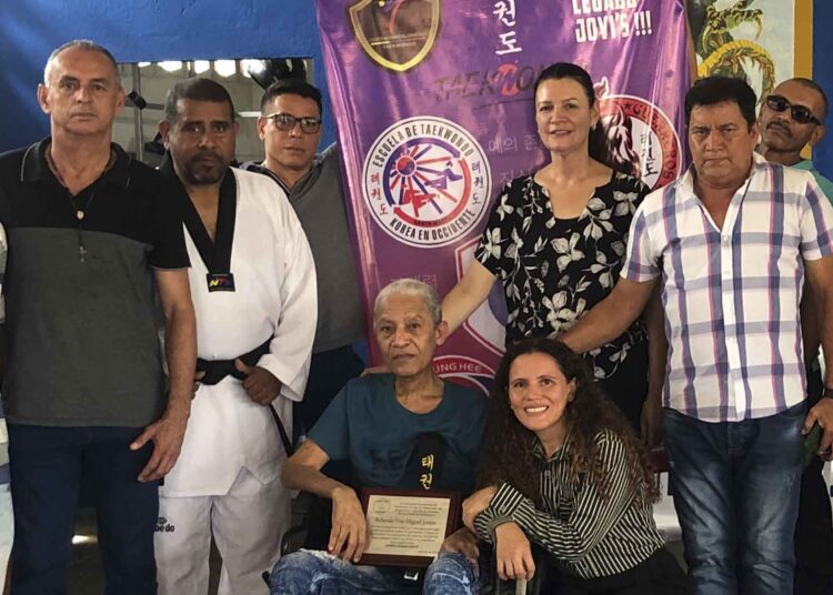 Maestro Rolando Miguel Jovien recibe alta distinción en Taekwondo