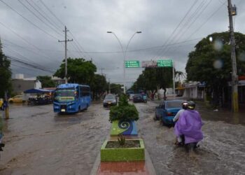 ¡Primer aguacero del año  paralizó a Santa Marta!