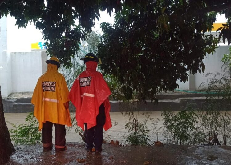 Se creció el río Manzanares tras lluvia de 4 horas en Santa Marta