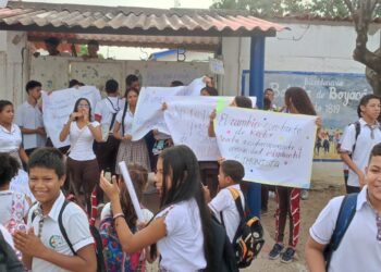 Cambio de rector en colegio de Tenerife genera protesta con bloqueo de vía nacional