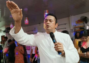 Para afianzar la fe en jóvenes de Aracataca, un cura evangelizó en una discoteca