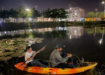 Recorrido nocturno al lago del Parque del Agua para verificar estado de babilla