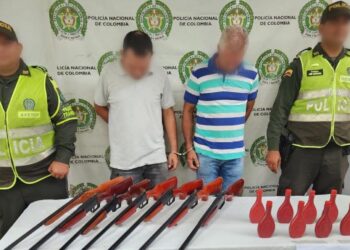Capturan a dos hombres con armas y pólvora en Zona Bananera