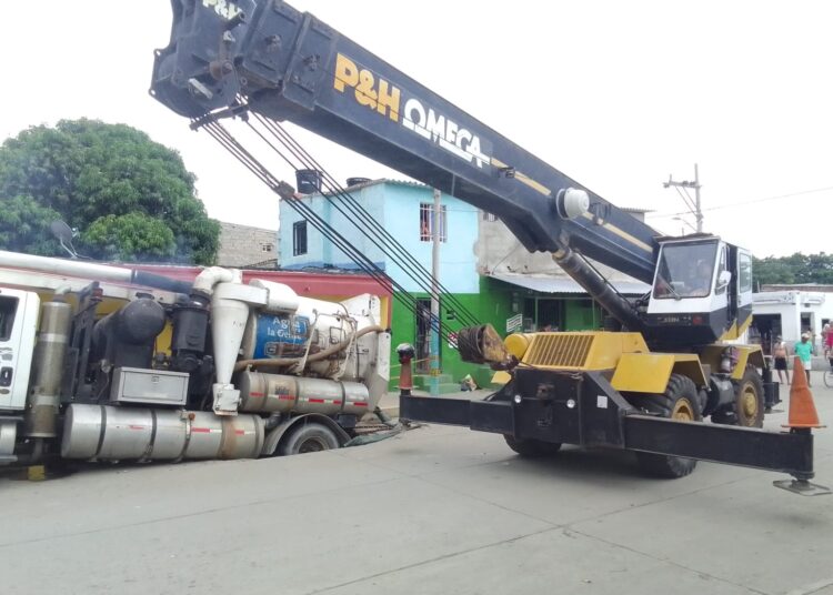 Se hundió camión de la Essmar en calle de Pescaíto