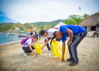 Recogen más de 10.000 colillas de cigarrillos y 2 toneladas de residuos en Taganga