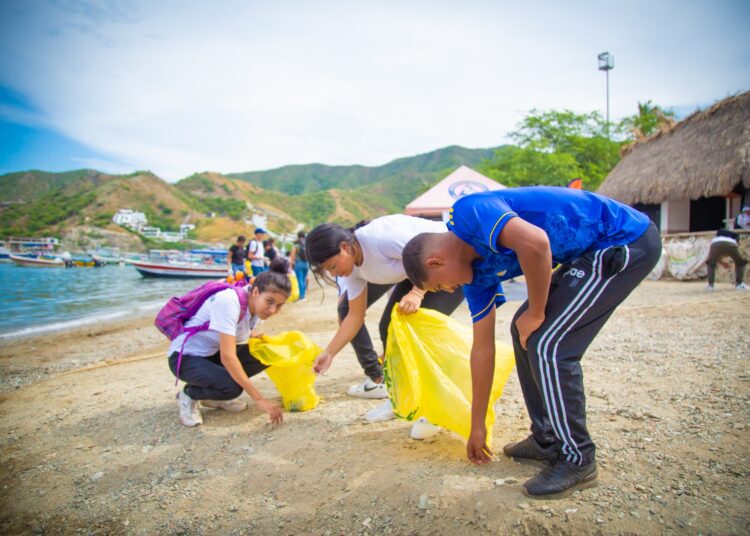 Recogen más de 10.000 colillas de cigarrillos y 2 toneladas de residuos en Taganga