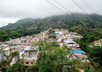 Maquinaria amarilla para intervenir vías afectadas por lluvias en Palmor