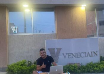 Denuncia que duerme en la calle por incumplimiento de constructora