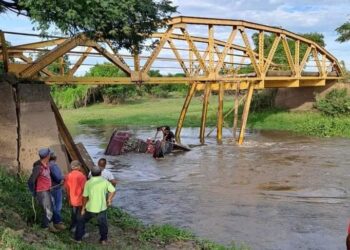 Al paso de 3 vehículos colapsó puente en Magdalena. Una persona falleció.