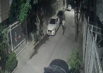 Así roban partes de vehículos parqueados en calles de Santa Marta