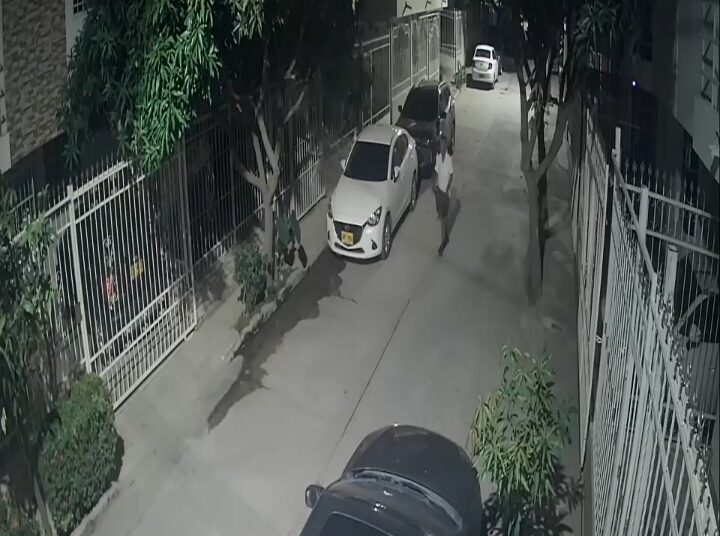 Así roban partes de vehículos parqueados en calles de Santa Marta