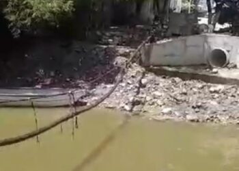 Atienden emergencia por caída de puente en Villa Leidy