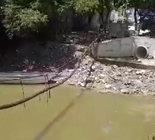 Atienden emergencia por caída de puente en Villa Leidy