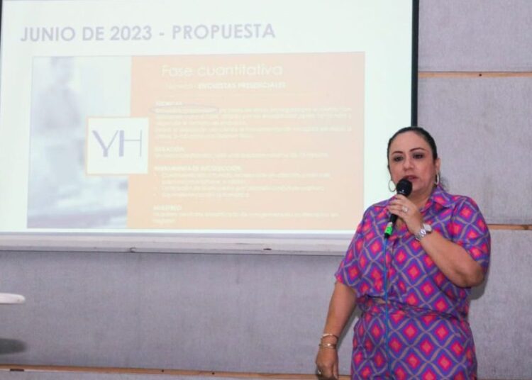 Encuestadora responde tras denuncias de Claudia Aarón sobre fraude en medición