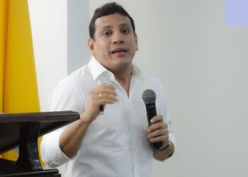 Apuñalan y asaltan a ex funcionario en baño del Ocean Mall