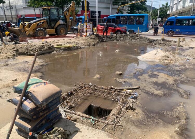 Denuncian que funcionarios de Essmar dañaron tubería que retrasa obra de la carrera 5ta