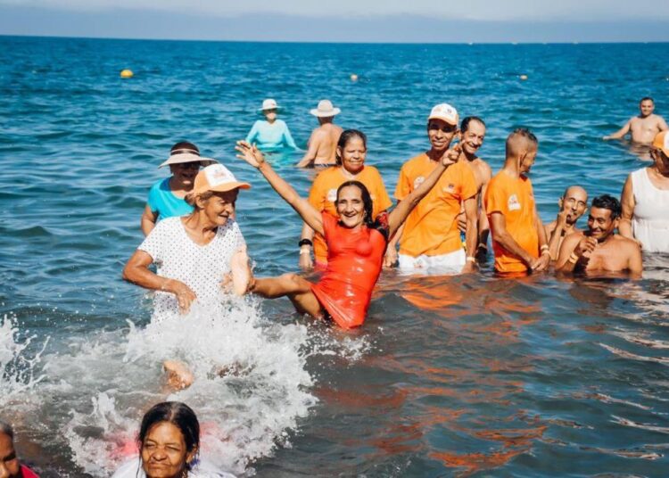 En Santa Marta: 80 abuelitos conocen por primera vez el mar