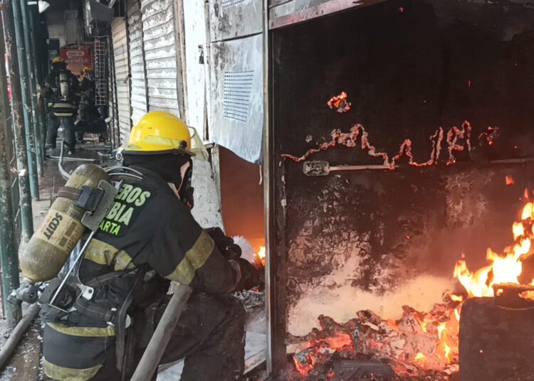 Se incendiaron 12 colmenas en el mercado público de Santa Marta