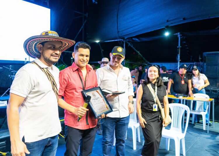Jorge Celedón recibe homenaje por su trayectoria