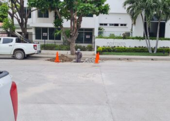 No ha pasado una semana y ya está reventado el pavimento en Bavaria