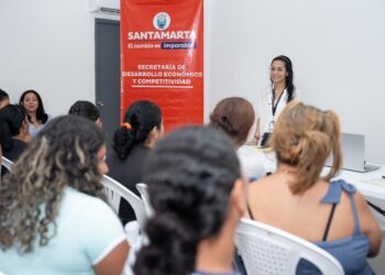 Distrito en alianza con el Sena capacitan a madres cabeza de hogar en modistería